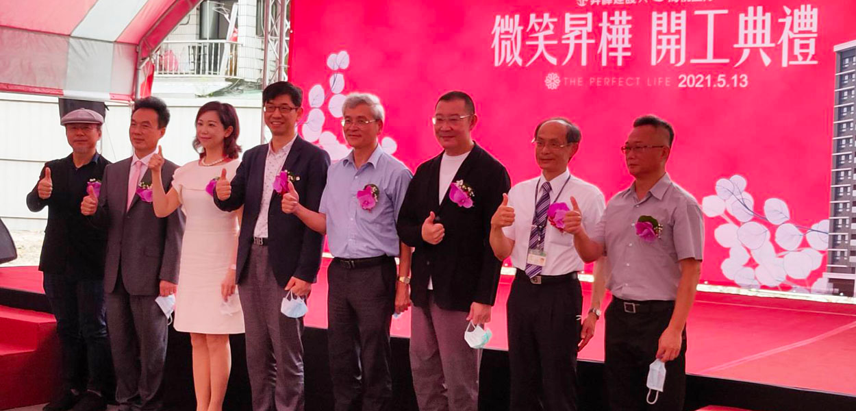 「微笑昇樺」14日舉行動工典禮,昇樺建設總經理谷念勝為了整合親自向住戶一一解說法規。(圖/業者