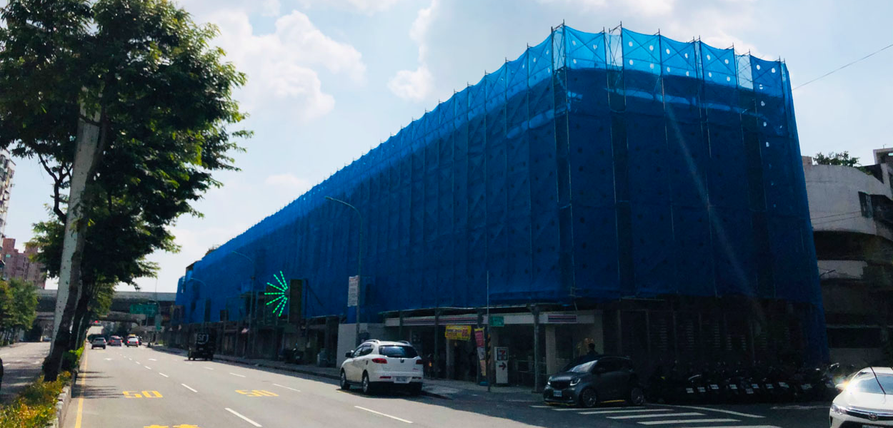 板橋縣民大道二段建築物目前搭起鷹架,準備進行立面修繕。(圖/新北都市更新處提供)