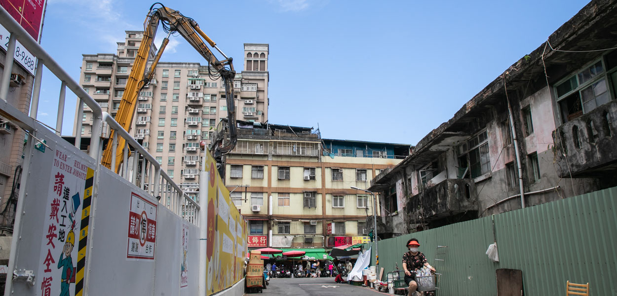 營建缺工嚴重、原物料價格翻漲,危老案造價成本提高,開工數偏低。