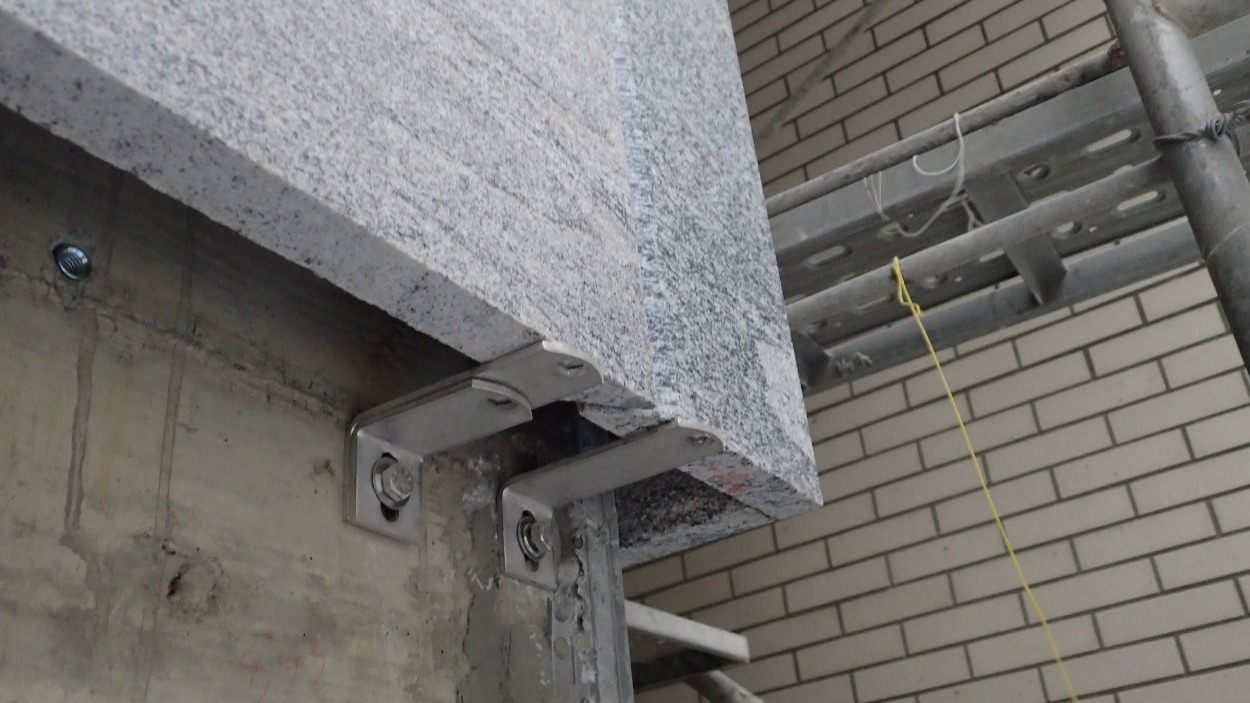 石材造型吊掛方式必須經過專業技師的分析確認，同時講究連扣件必須為不銹鋼材質。(圖/戴雲發提供)